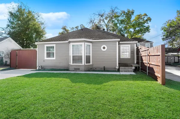 $2,000 | 906 Gale Street, Houston, TX 77009