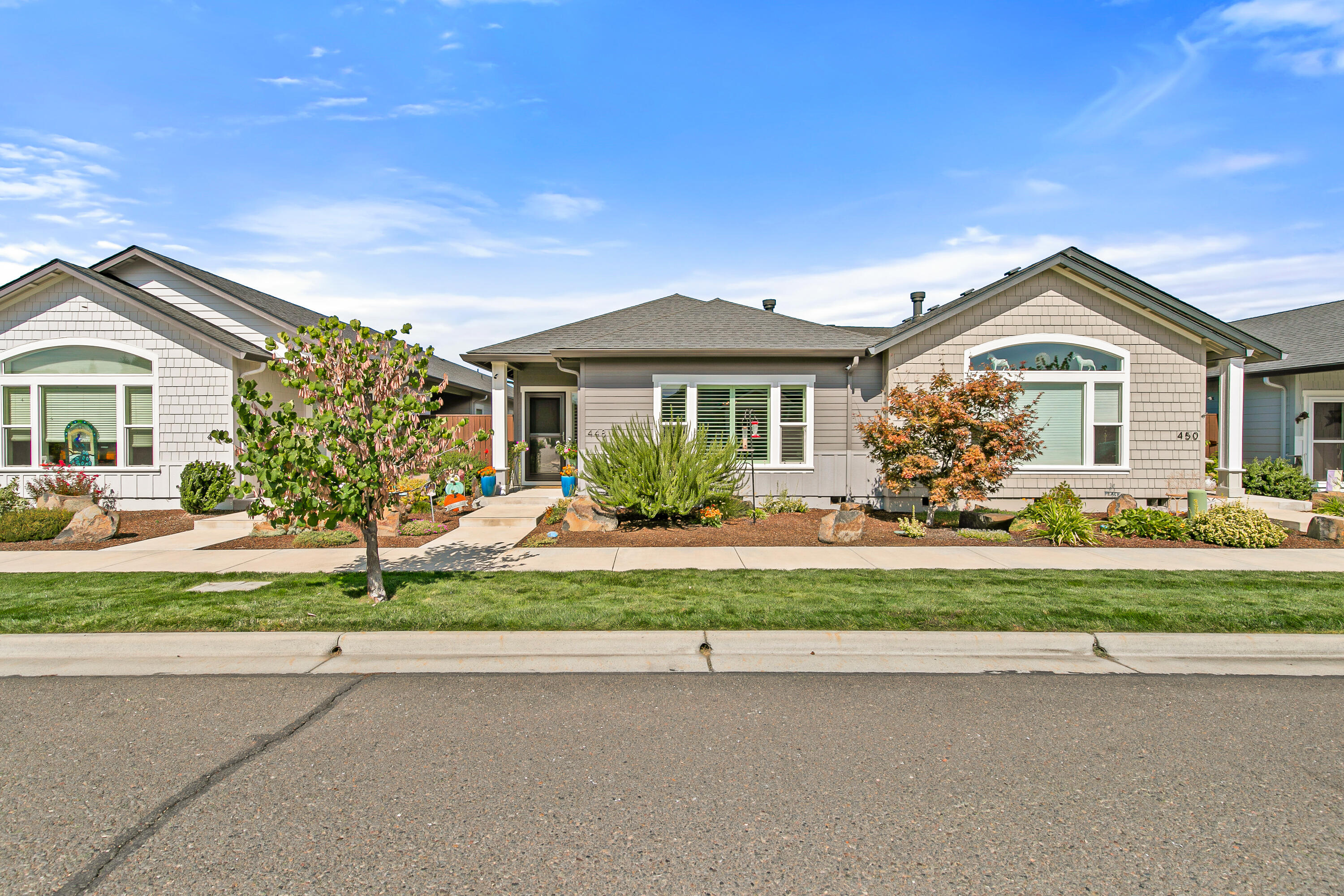 448 Cheney Loop Central Point, OR 97502 - Photo 3 of 24 9R9A9071