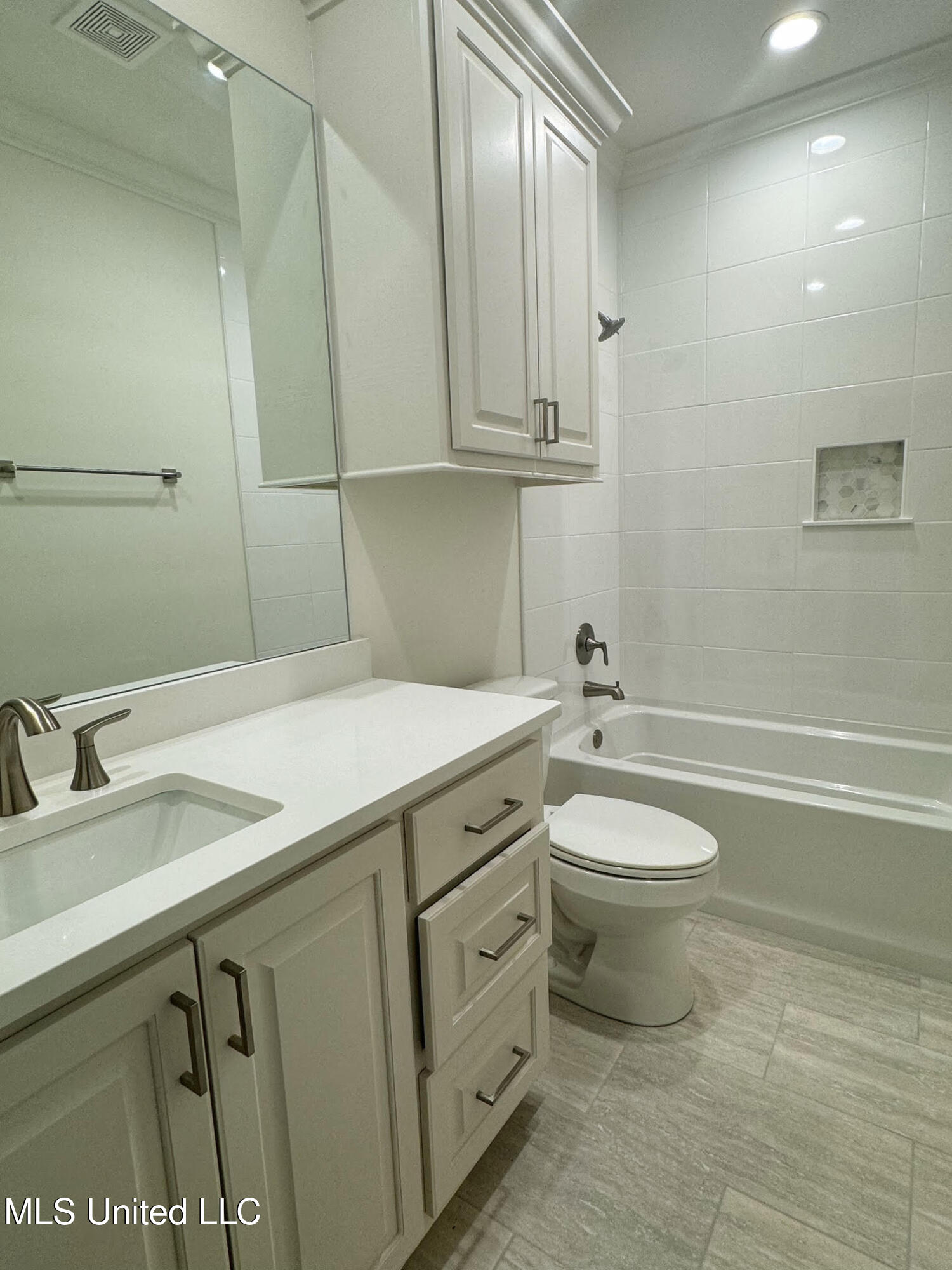 108 Grayson Way Madison, MS 39110 - Photo 9 of 23 Guest Bath