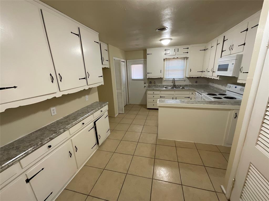 5767 Rockhill Road Fort Worth, TX 76112 - Photo 3 of 7