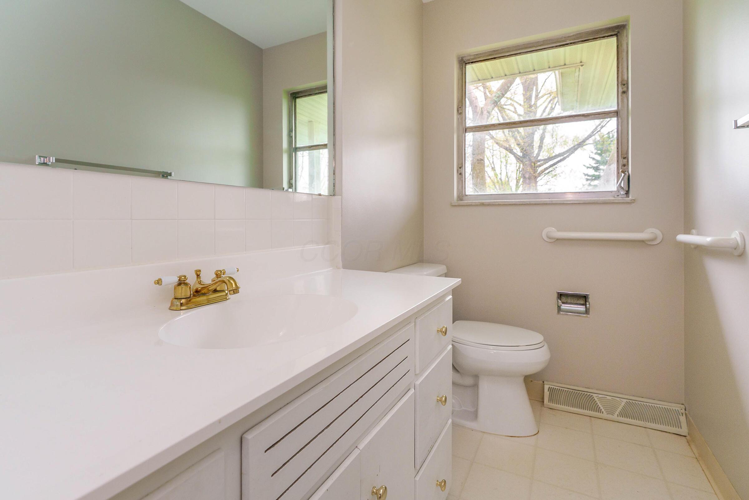 2940 Belmar Road Columbus, OH 43209 - Photo 19 of 32 Full Bathroom
