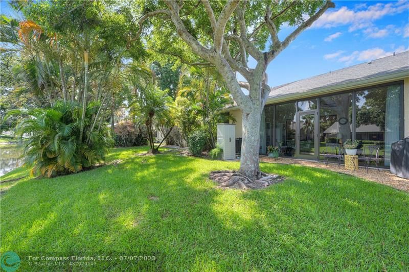 10999 Water Oak Manor Boca Raton, FL 33498 - Photo 39 of 49 a backyard of a house with table and chairs