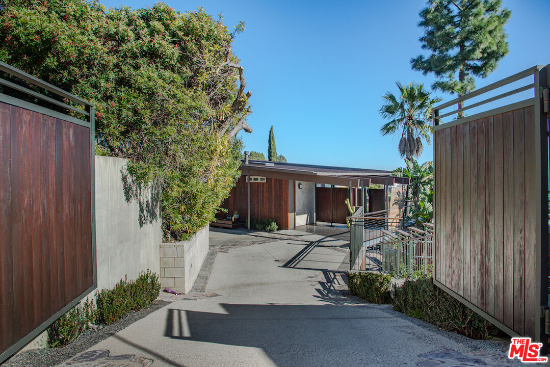 1336 North Tigertail Road Los Angeles, CA 90049 - Photo 5 of 48 Gallery Image 5