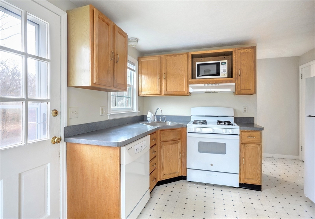 27 Clough Road, Unit 27 Dedham, MA 02026 - Photo 5 of 17