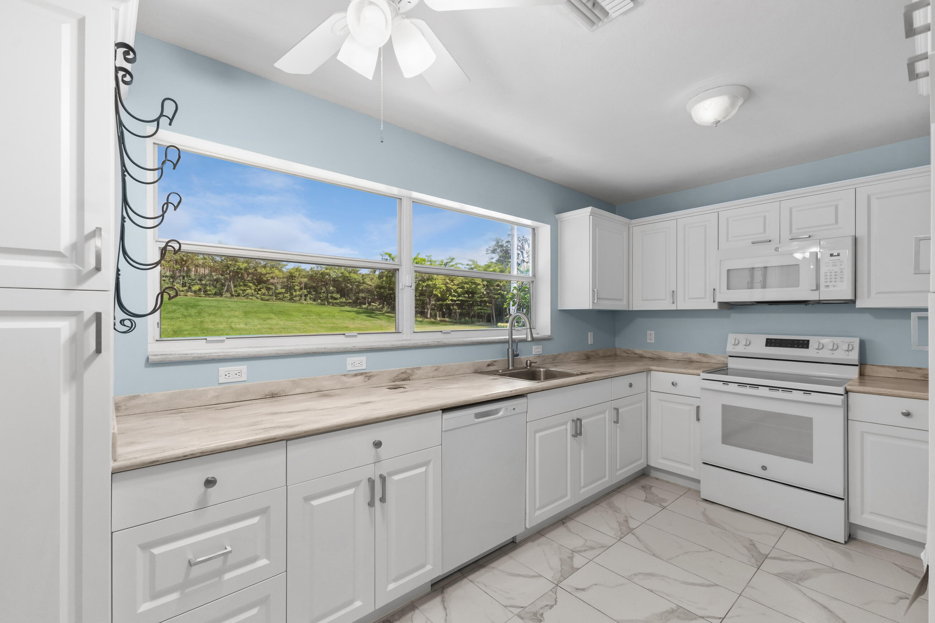 201 West Riverside Drive Jupiter, FL 33469 - Photo 9 of 17 Kitchen