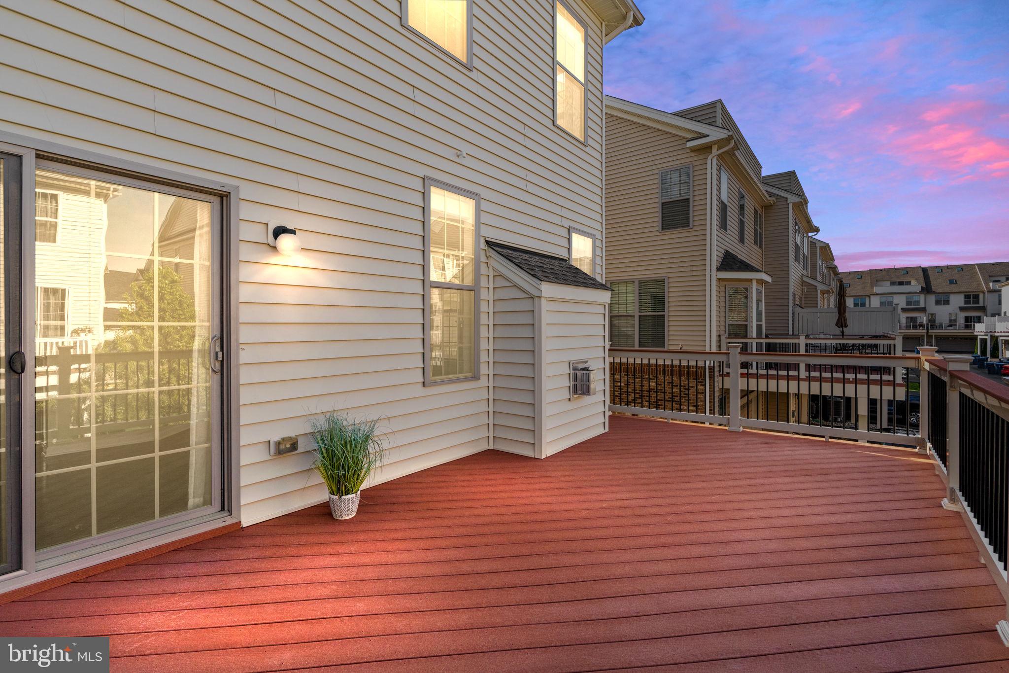 22605 Naugatuck Square Ashburn, VA 20148 - Photo 2 of 32 Large Deck Off The Kitchen