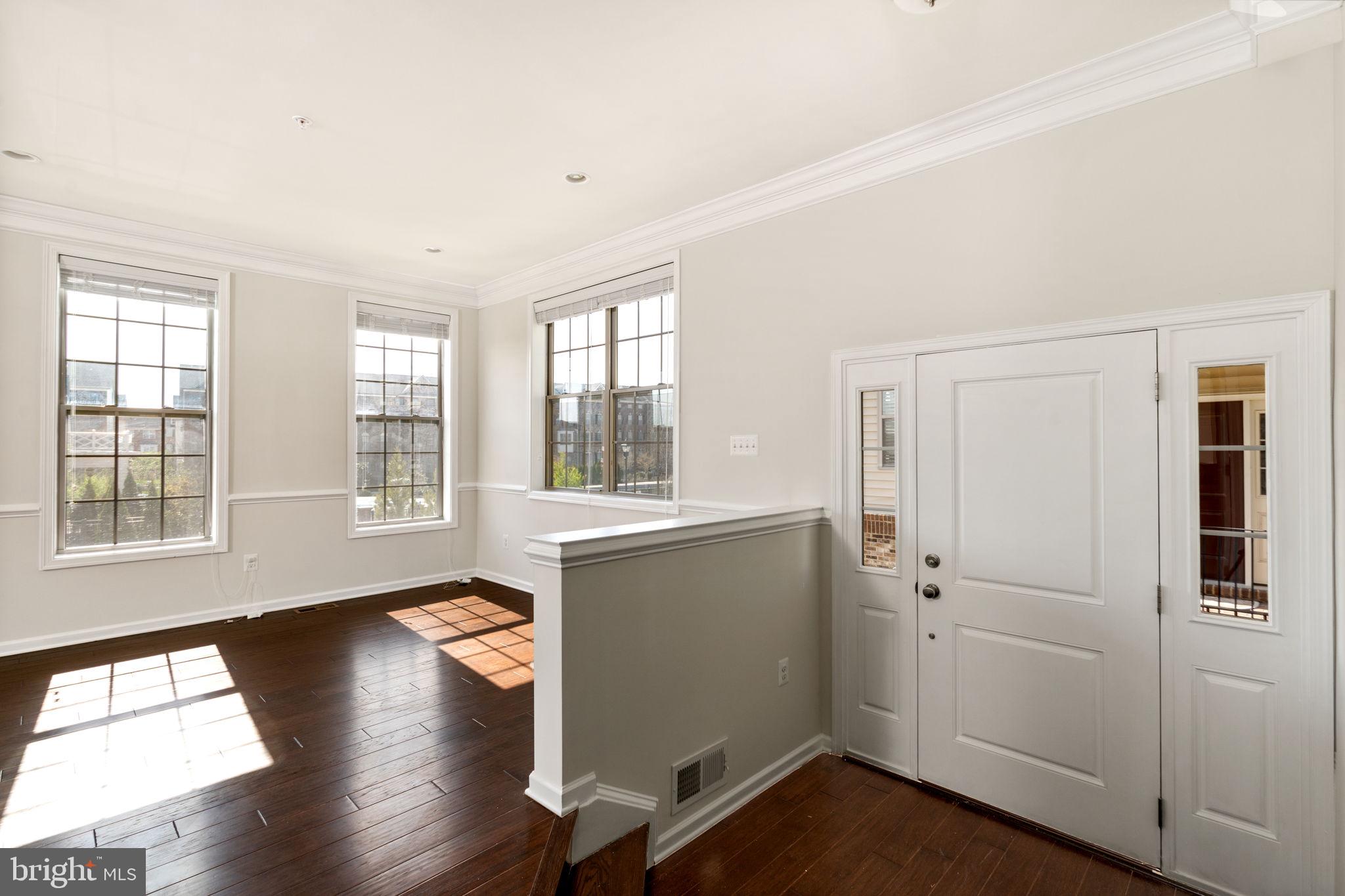 22605 Naugatuck Square Ashburn, VA 20148 - Photo 3 of 32 Foyer