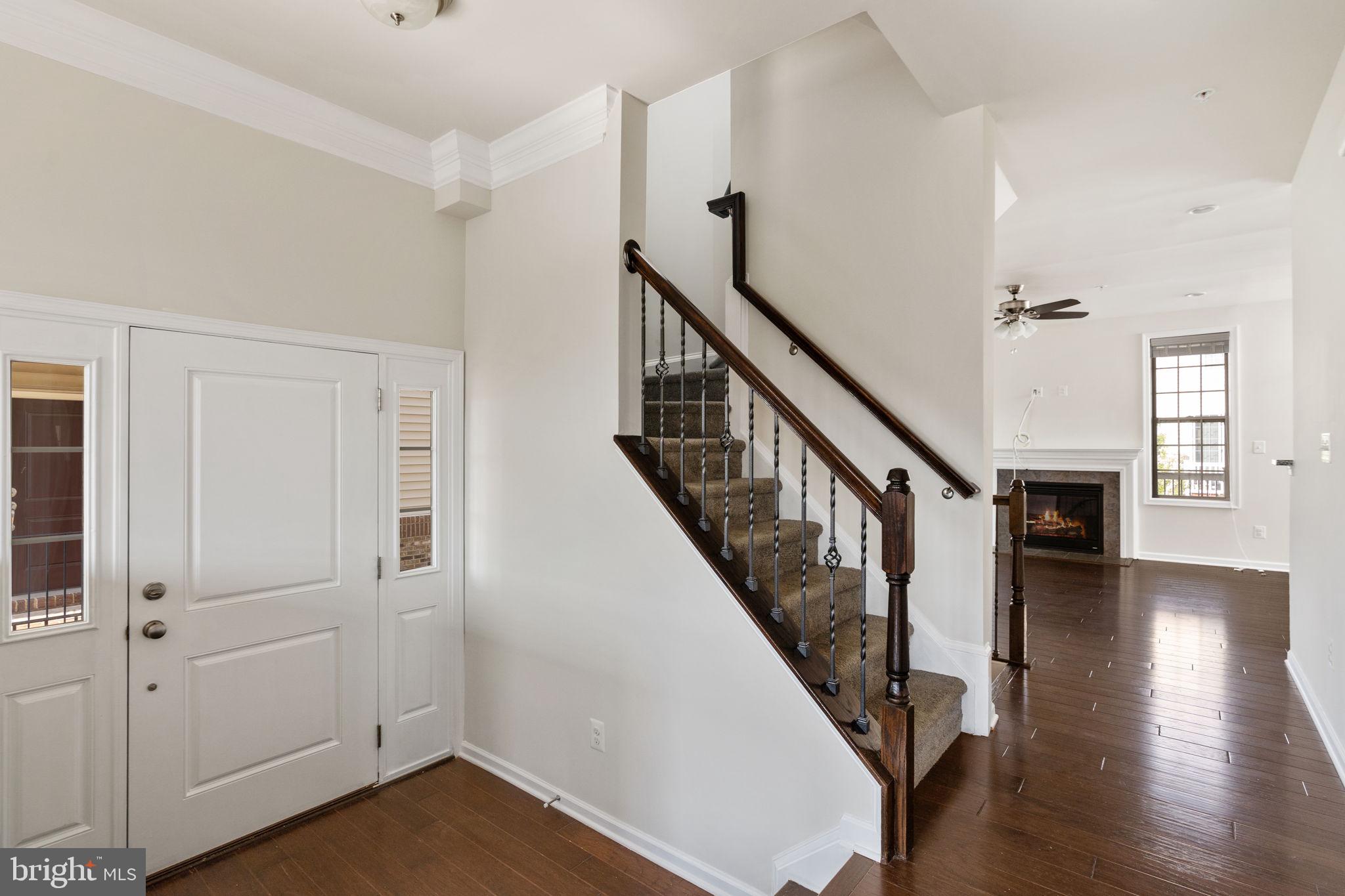 22605 Naugatuck Square Ashburn, VA 20148 - Photo 4 of 32 Foyer