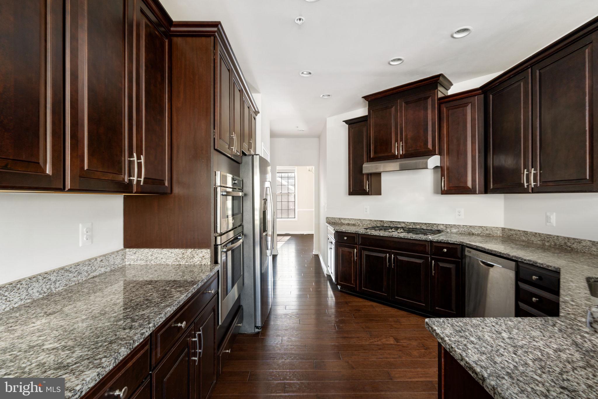 22605 Naugatuck Square Ashburn, VA 20148 - Photo 5 of 32 Open Kitchen W/ SS Appliances