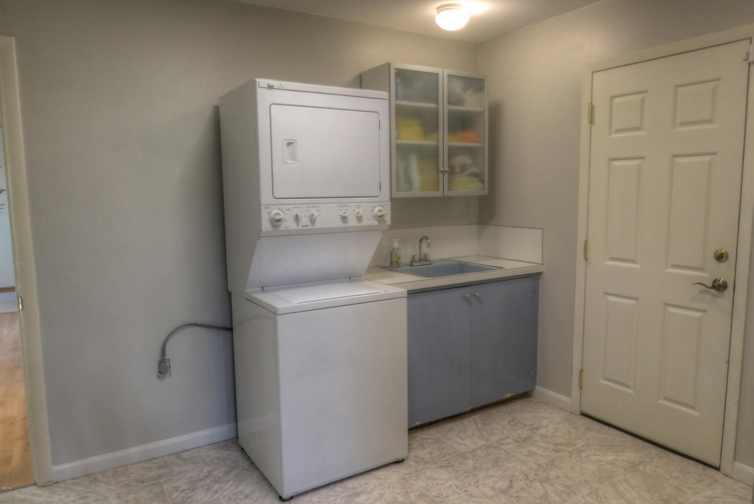 1032 Southwest Mark Street Newport, OR 97365 - Photo 14 of 37 Laundry