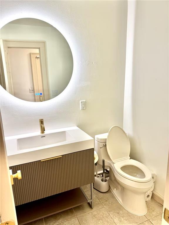 175 River Ct Parkway Atlanta, GA 30328 - Photo 17 of 50 a bathroom with a toilet and a mirror