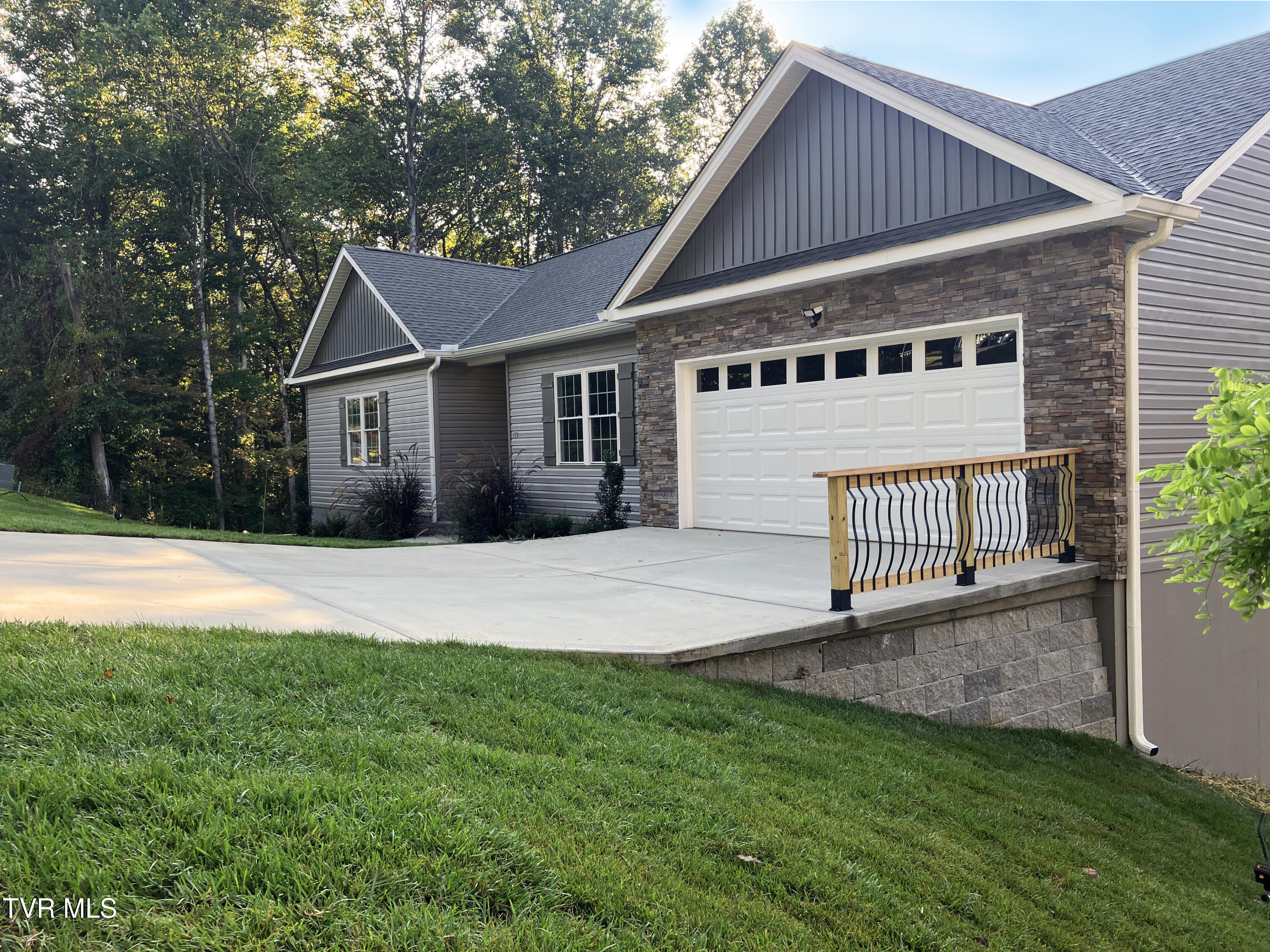 129 Stratton Place Kingsport, TN 37663 - Photo 3 of 53 Fresh Sod