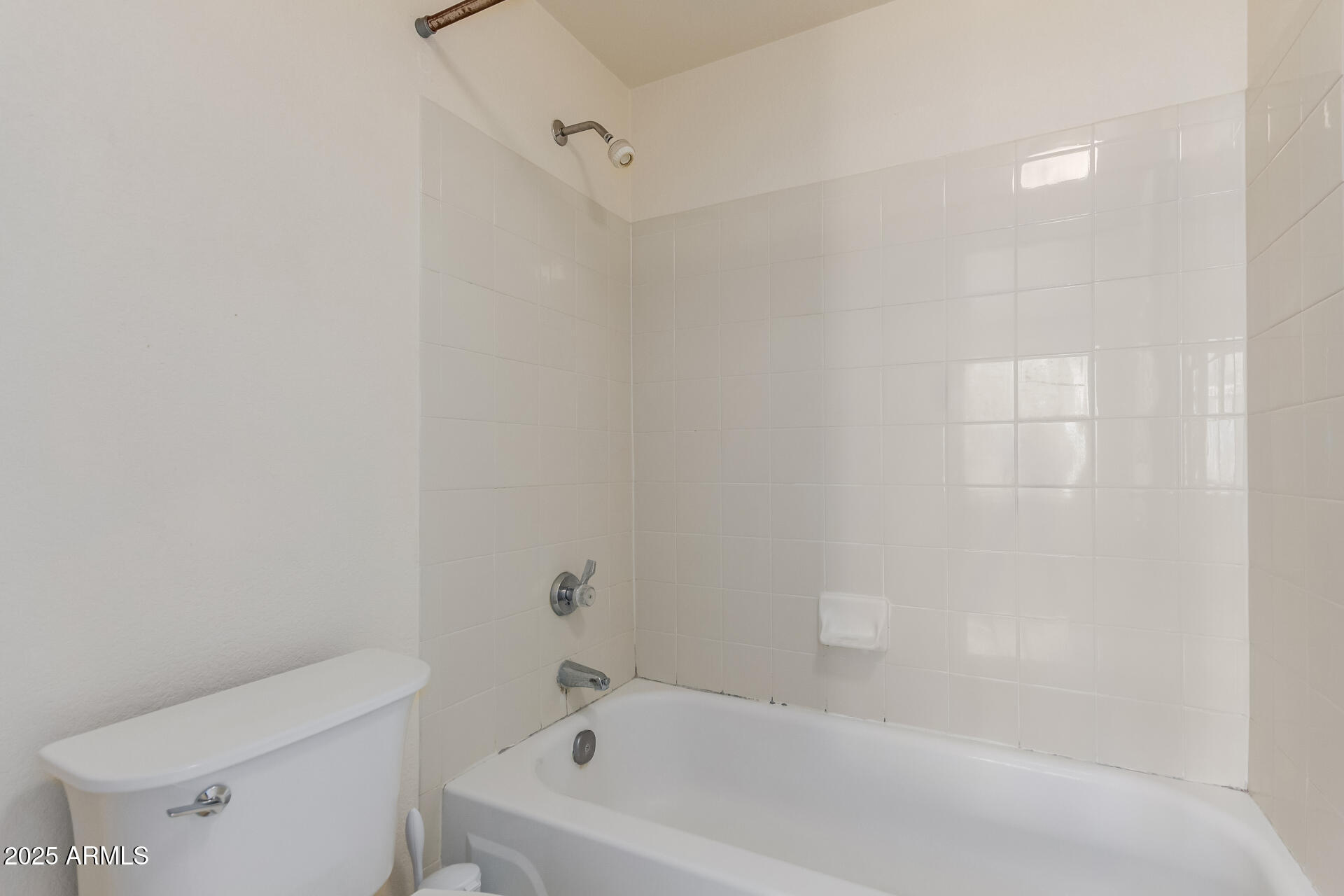 1825 West Ray Road, Unit 2070 Chandler, AZ 85224 - Photo 17 of 51 a bathroom with a bathtub and toilet
