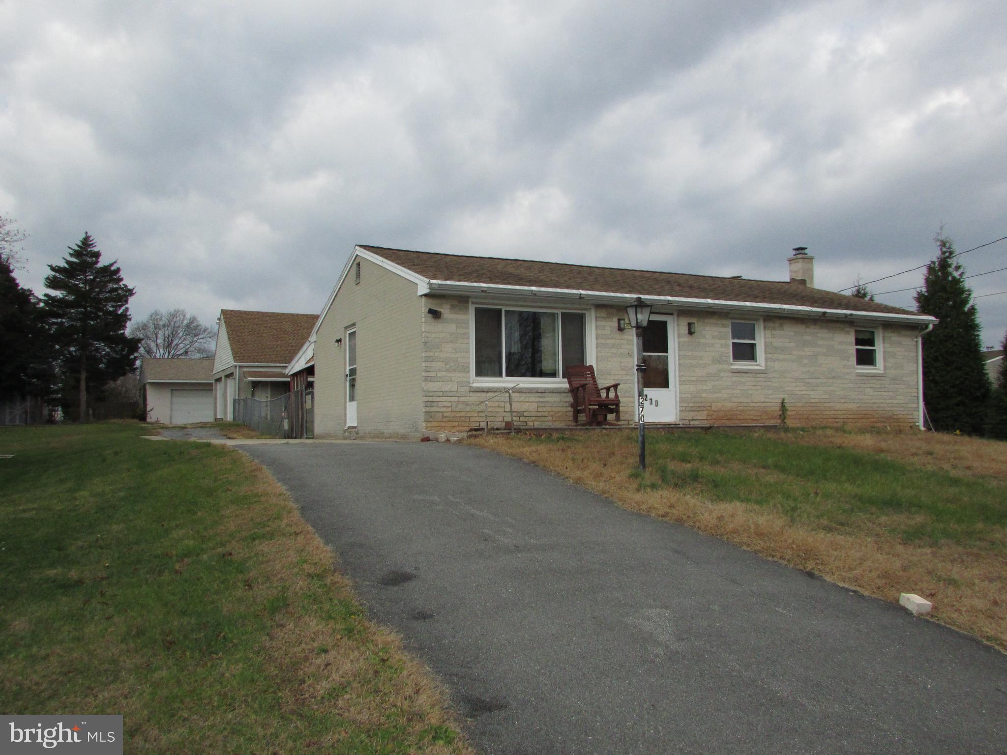 a view of a house with backyard and garden