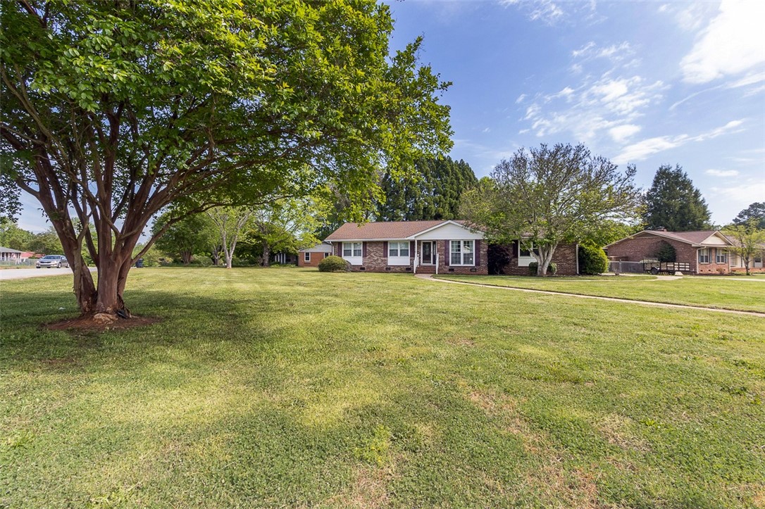 1101 Hanover Road Anderson, SC 29621 - Photo 2 of 38