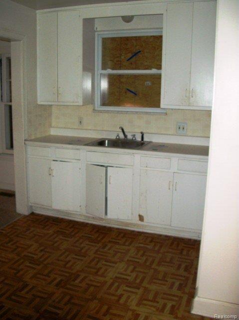 10407 Roxbury Street Detroit, MI 48224 - Photo 4 of 4 261-837076 - Kitchen
