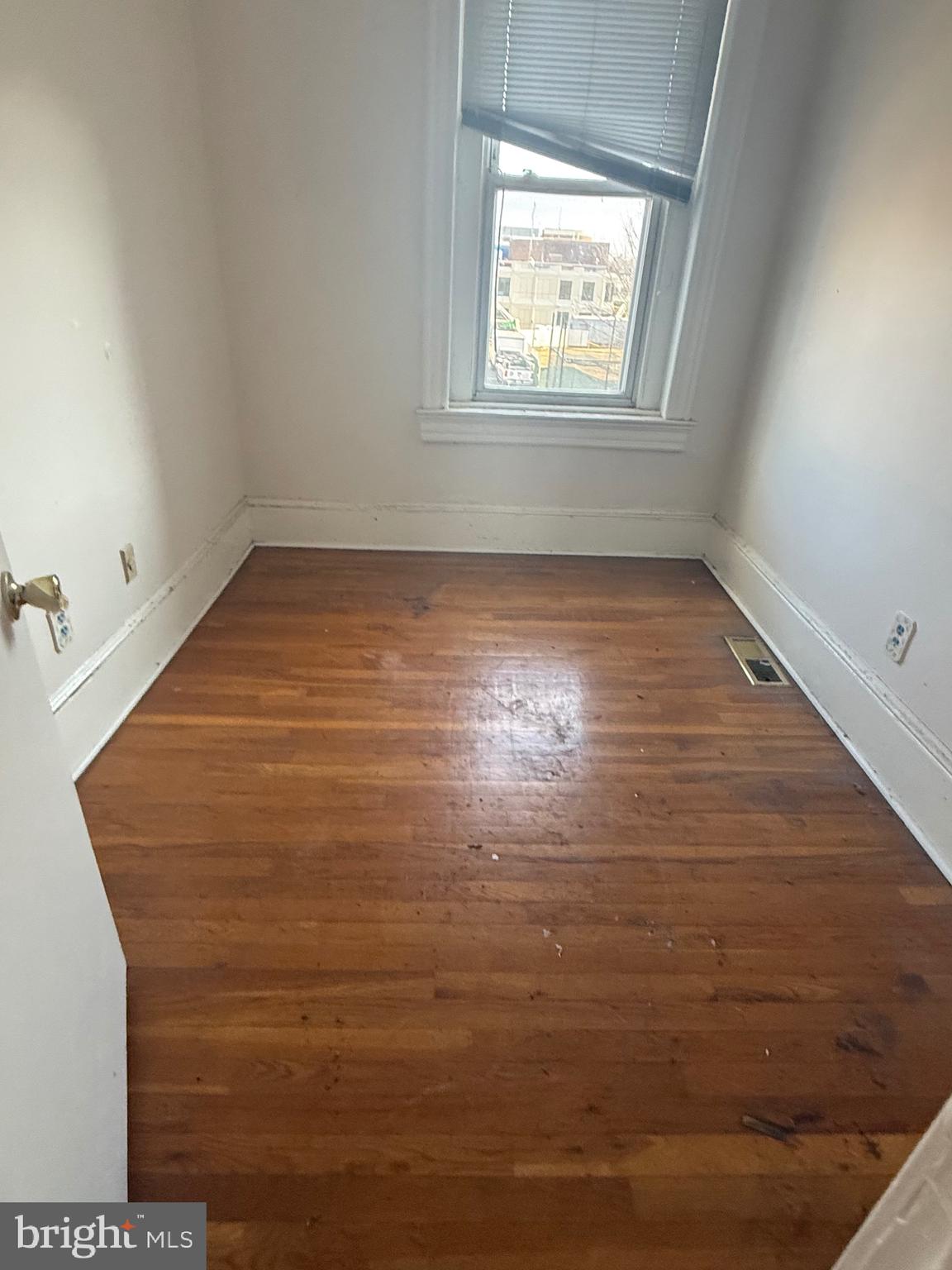 656 6th Street Northeast Washington, DC 20002 - Photo 15 of 30 en empty room with window