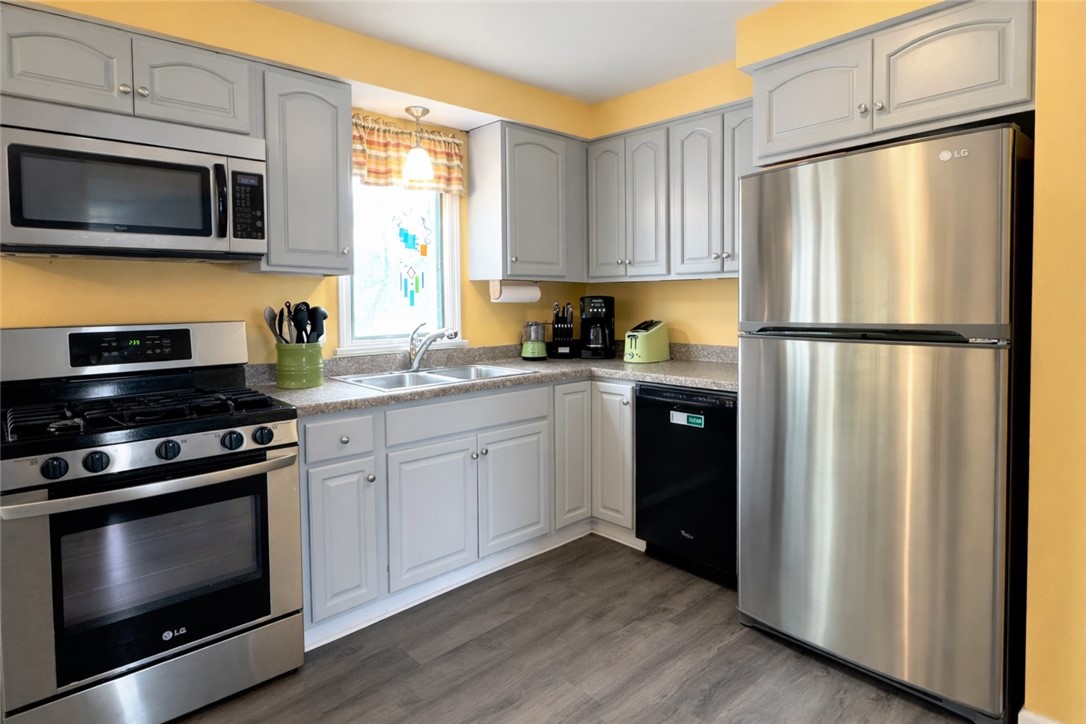 37 Penhurst Road Brighton, NY 14610 - Photo 2 of 16