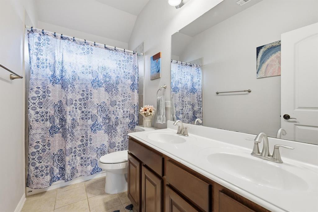7105 Edwards Road Denton, TX 76208 - Photo 30 of 40 Full bath with dual sinks and tub/shower combination.