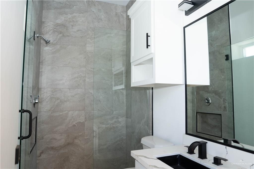 106 West Eldora Road San Juan, TX 78589 - Photo 11 of 29 a bathroom with a sink and a mirror