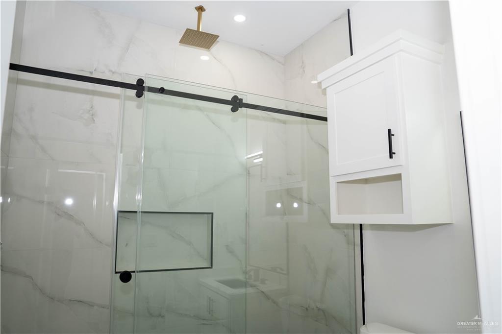 106 West Eldora Road San Juan, TX 78589 - Photo 17 of 29 a bathroom with a shower and a mirror