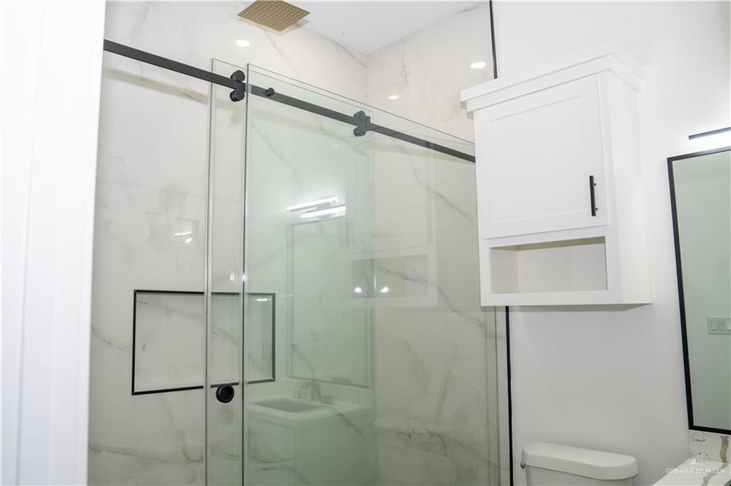 106 West Eldora Road San Juan, TX 78589 - Photo 9 of 29 a bathroom that has a glass shower door
