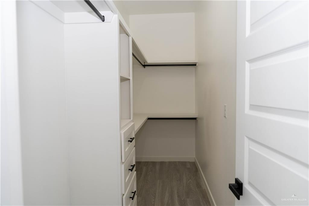 106 West Eldora Road San Juan, TX 78589 - Photo 10 of 29 a view of walk in closet