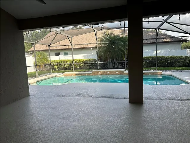 a view of a backyard