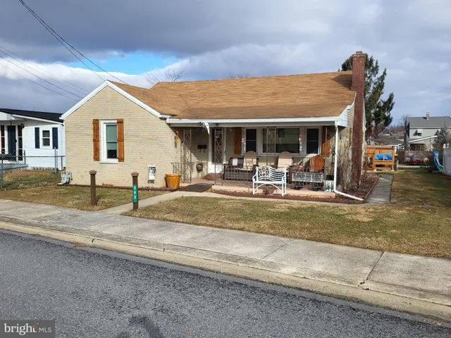 a view of a house with entertaining space