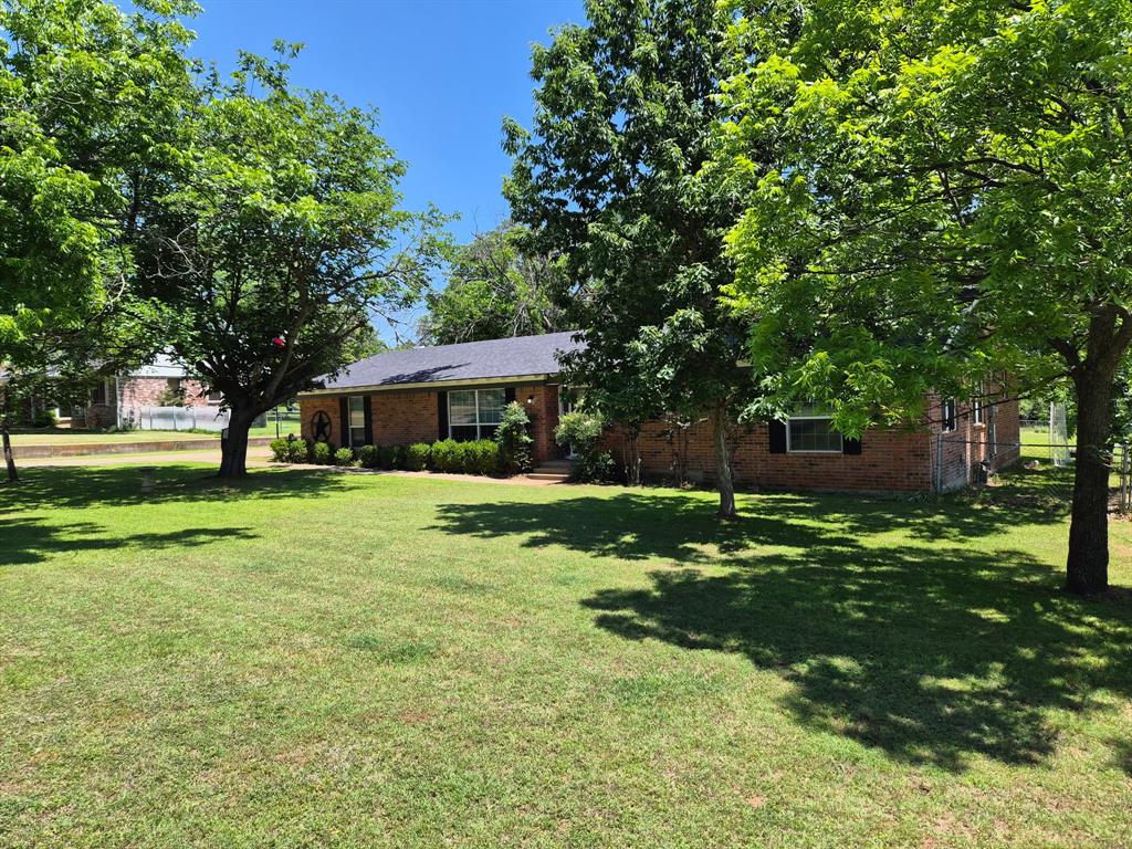 208 Yucca Drive Weatherford, TX 76087 - Photo 3 of 37