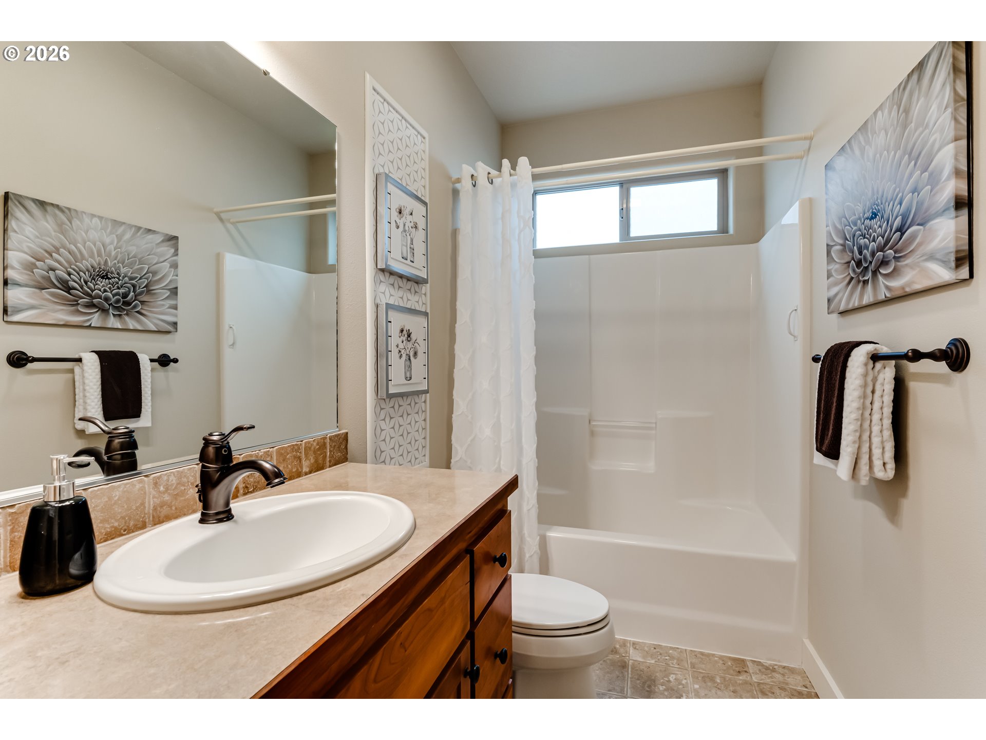 1016 Fieldcrest Avenue Junction City, OR 97448 - Photo 20 of 28 Bathroom