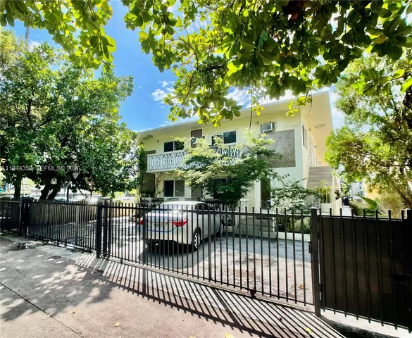 $1,800 | 626 Meridian Avenue, Unit 9, Miami Beach, FL 33139