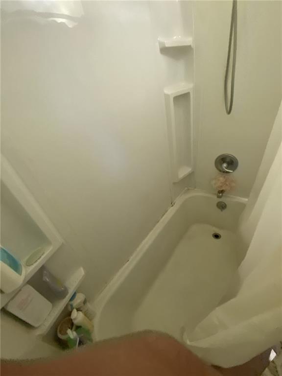 18 St John Street McKees Rocks, PA 15136 - Photo 17 of 20 a bathroom with a bathtub