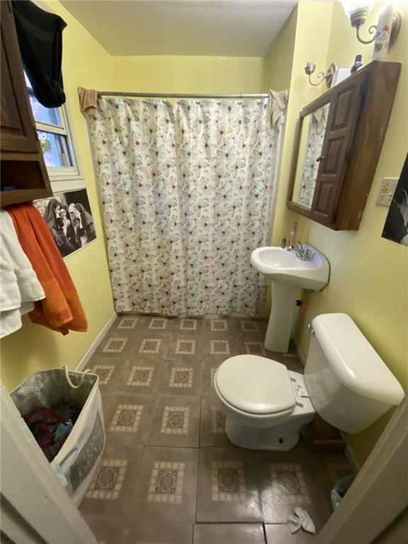 18 St John Street McKees Rocks, PA 15136 - Photo 18 of 20 a bathroom with a toilet and a shower