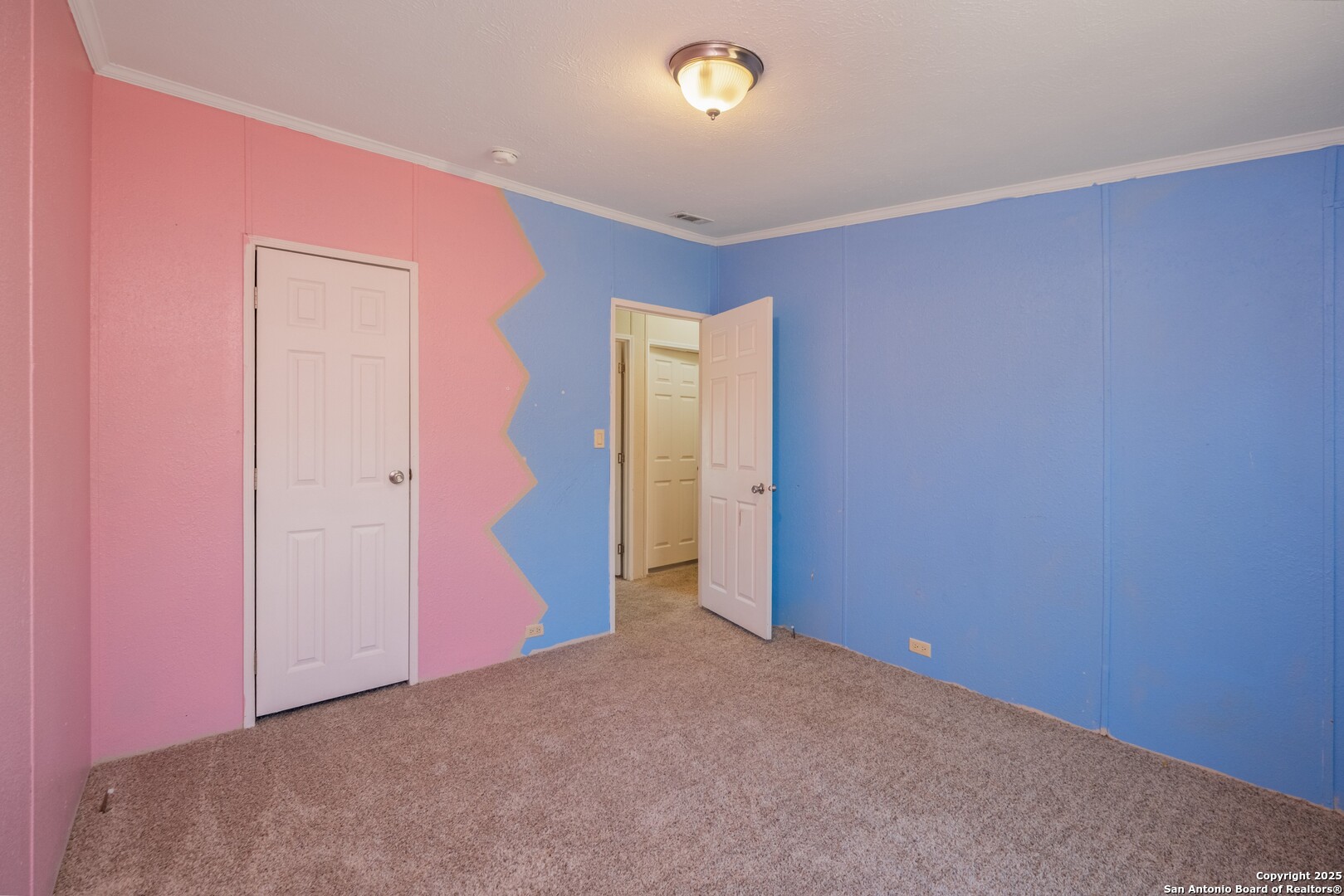 1007 County Road 773 Devine, TX 78016 - Photo 25 of 31 an empty room with closet