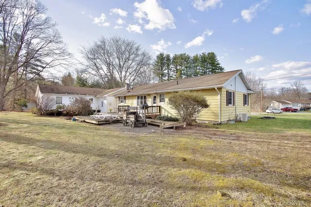 a view of a house with a yard