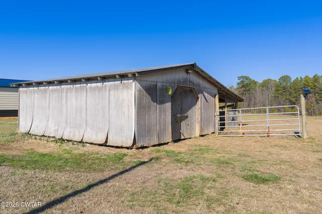 a view of a house with backyard