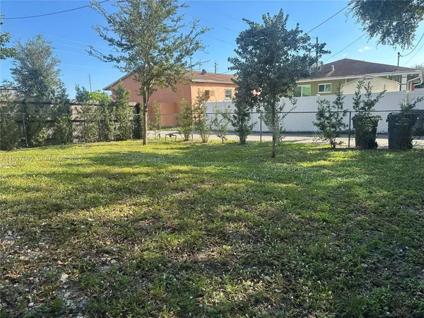 a view of a yard with plants