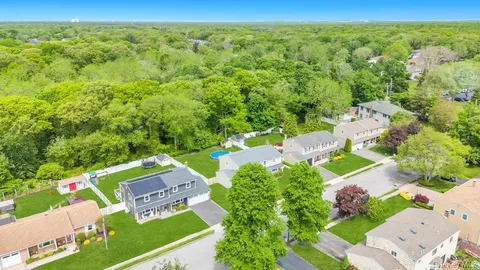 $899,999 | 20 Canterbury Court, Oakdale, NY 11769
