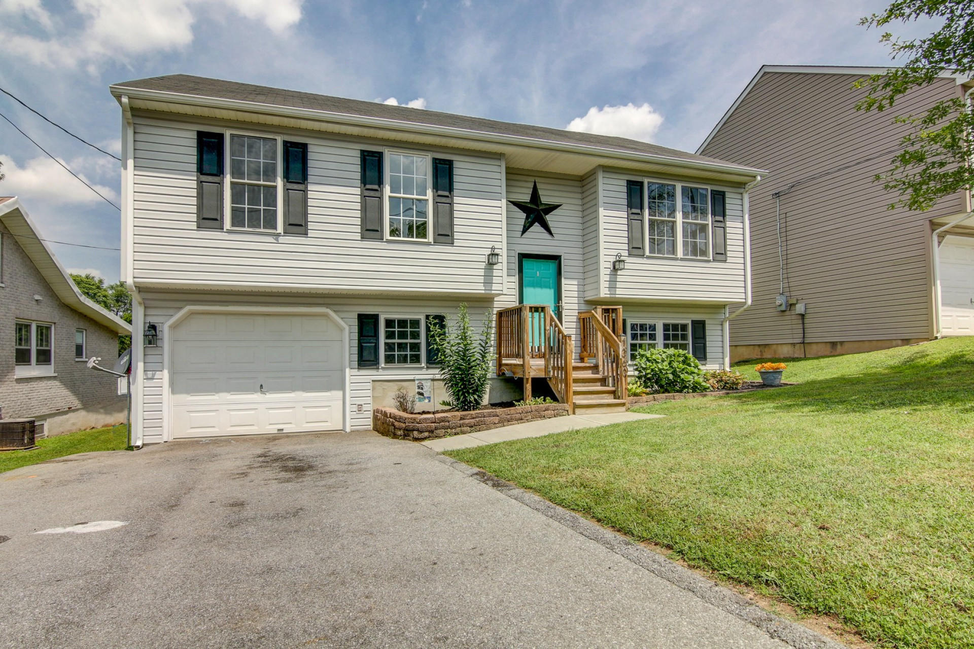 1360 Thomason Road Southeast Roanoke, VA 24014 - Photo 3 of 27 fhd_1360 Thomason Road Southeast-3_68014