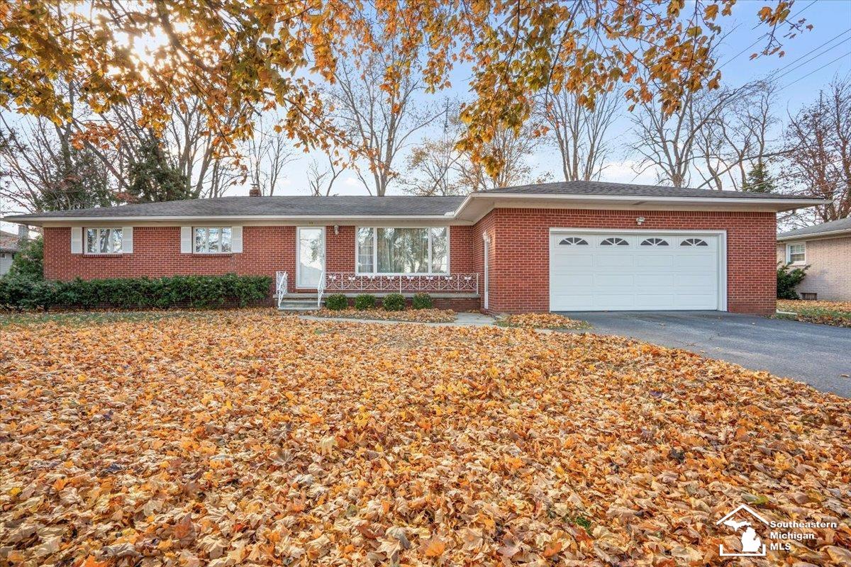 33 Calvin Street Monroe, MI 48162 - Photo 2 of 35 50194605-015527fe-9e85-4caa-9645-f851e6c9b450.JPG