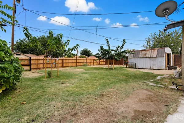 a view of a yard