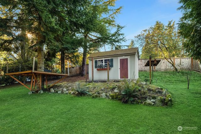 a view of a house with backyard and garden