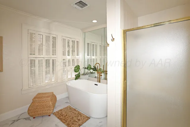 a view of entryway with furniture