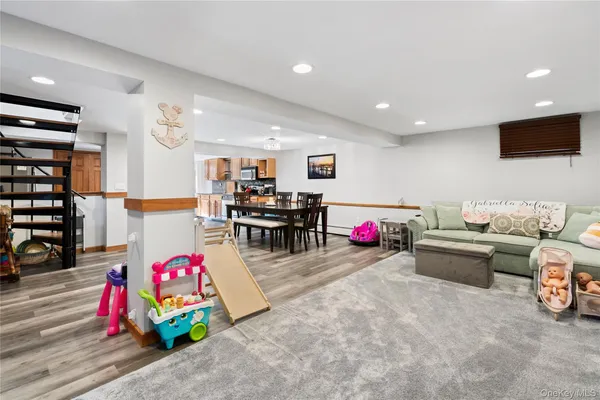 $1,399,000 | 12 Kingswood Circle, Old Bethpage, NY 11804