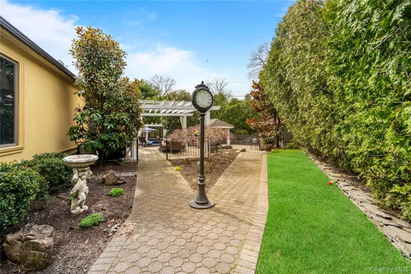 $1,399,000 | 12 Kingswood Circle, Old Bethpage, NY 11804