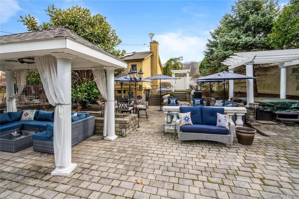 $1,399,000 | 12 Kingswood Circle, Old Bethpage, NY 11804