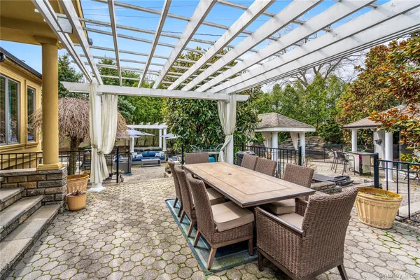 $1,399,000 | 12 Kingswood Circle, Old Bethpage, NY 11804