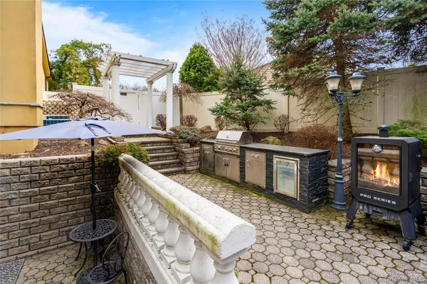 $1,399,000 | 12 Kingswood Circle, Old Bethpage, NY 11804