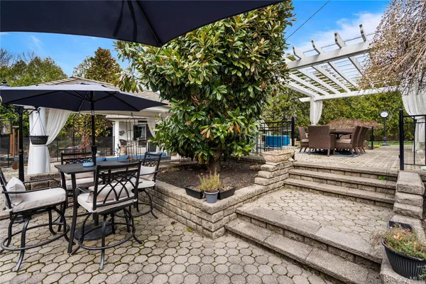 $1,399,000 | 12 Kingswood Circle, Old Bethpage, NY 11804